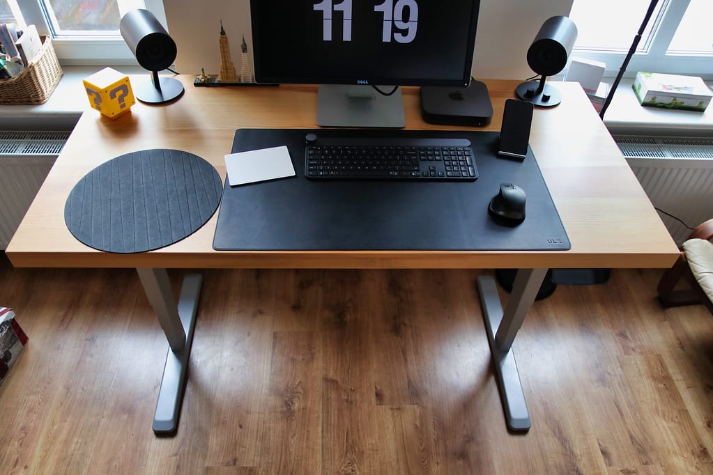 standing or motorized desk