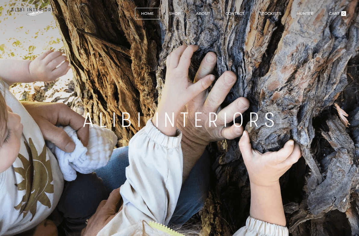 Alibi Interiors adalah contoh situs web Weebly yang bagus dari perusahaan yang sadar lingkungan.
