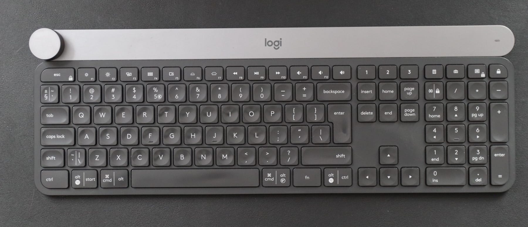 Между клавишами. Клавиатура Logitech для Mac. Раскладка клавиатуры с нумпадом. Раскладка клавиатуры Лоджитек. Клавиатура с нам падом.